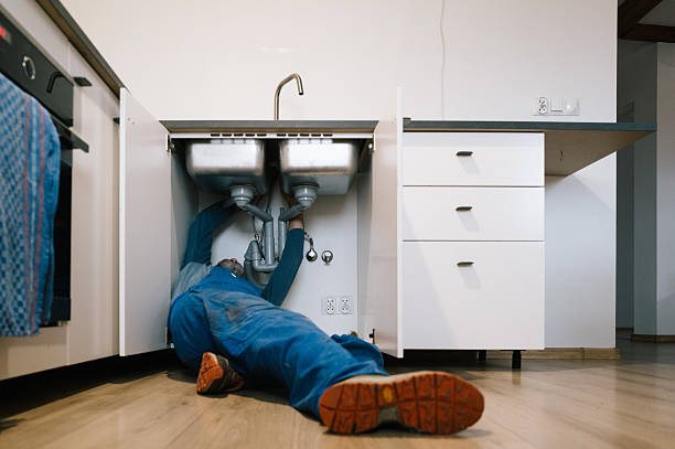 Professional Emergency Plumber technician working in Vinton, VA
